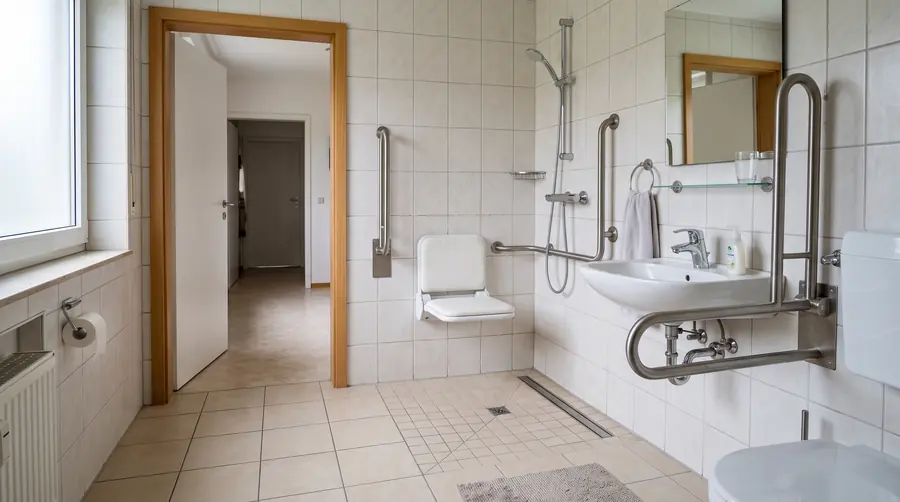 Barrierefreies Bad in Bochum mit bodengleicher Dusche, Klappsitz und Haltegriffen nach DIN 18040
